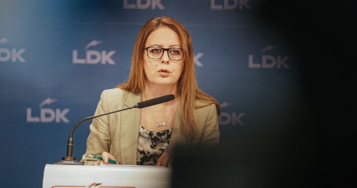 Hykmete Bajrami jep dorëheqje nga pozita e nënkryetares së LDK së  kërkon edhe dorëheqjen e Abdixhikut