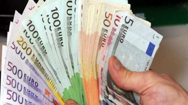 Gjest fisnik  I gjetën mbi 10 mijë euro në një lokal në Pejë  qytetarët i dorëzojnë në polici