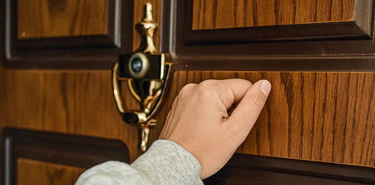 Nëse doni t ju shkojë mbarë  ky duhet të jetë personi i parë që duhet t ju hyjë në shtëpi me 1 Janar