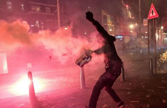 Policia holandeze përballet me dhunë  të paparë  të Vitit të Ri