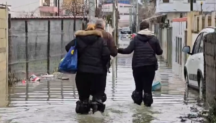 Përmbytjet në Durrës  800 banesa të përmbytura  mbi 300 persona të evakuuar