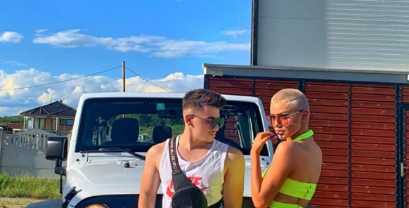 Endri më në fund i tregon publikisht momentet intime me Benitën