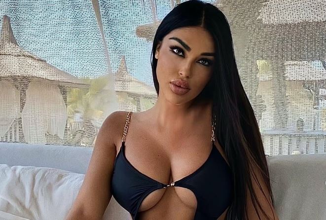 Ada e  Për puthen  bombardon rrjetin  pozon pa rroba