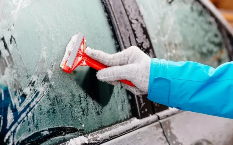 Pastrimi i veturës nga akulli  Gabime dhe veprime që mund t ju kushtojnë shtrenjtë nëse i anashkaloni