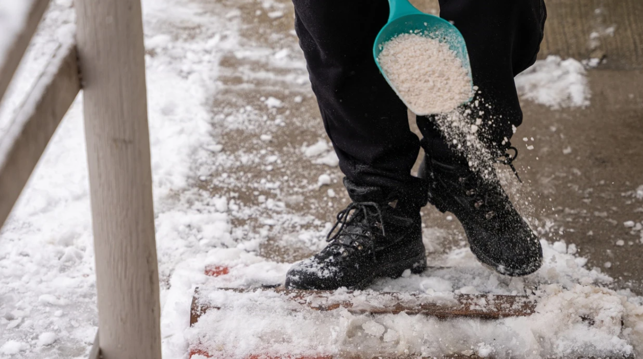 Harrojeni kripën  Ky përbërës nga kuzhina shkrin akullin në sekonda dhe nuk dëmton betonin