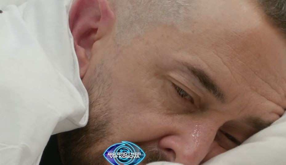 Arditi shpërthen në lot