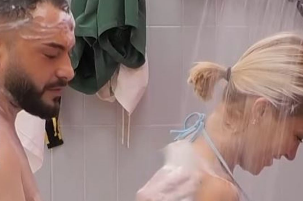 Limi ia fërkon të pasmet Dolces në dush