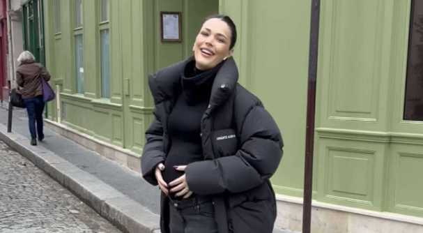 Kështu po duket ish  Miss Kosova  gjatë pritjes së ëmbël