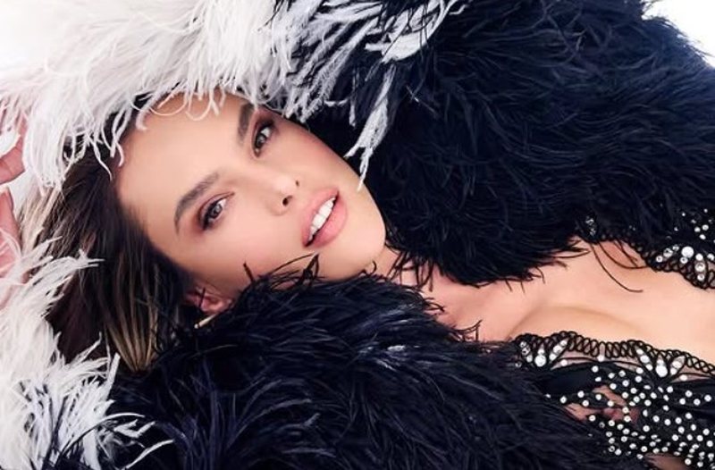 Modelja e njohur braziliane ngre temperaturat  publikon foto topless