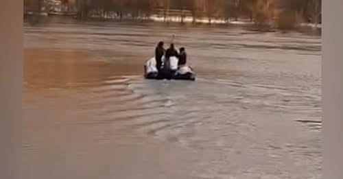 Operacion shpëtimi në mes të vërshimeve   Policia nxjerr me barkë familjen katër anëtarëshe në Mitrovicë