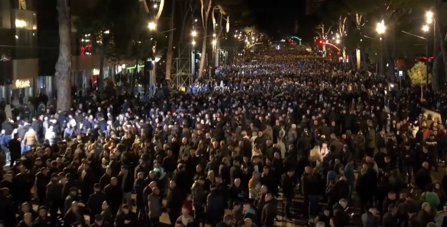 Nis protesta e Sali Berishës  mijëra qytetarë mblidhen përpara Kryeministrisë