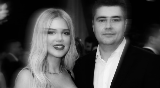 Rrezarta Shkurta shfaqet pranë Ermal Hoxhës me një dedikim dashurie