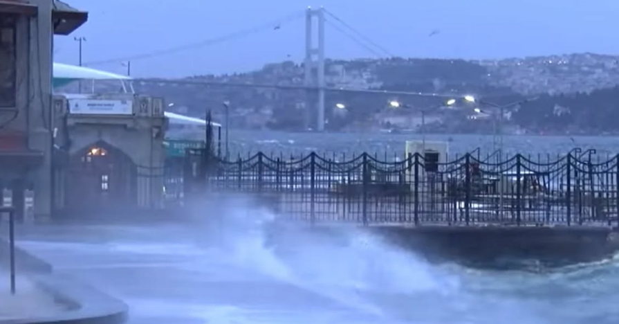 Moti i keq mbërthen Stambollin  Pezullohen fluturimet dhe linjat e trageteve