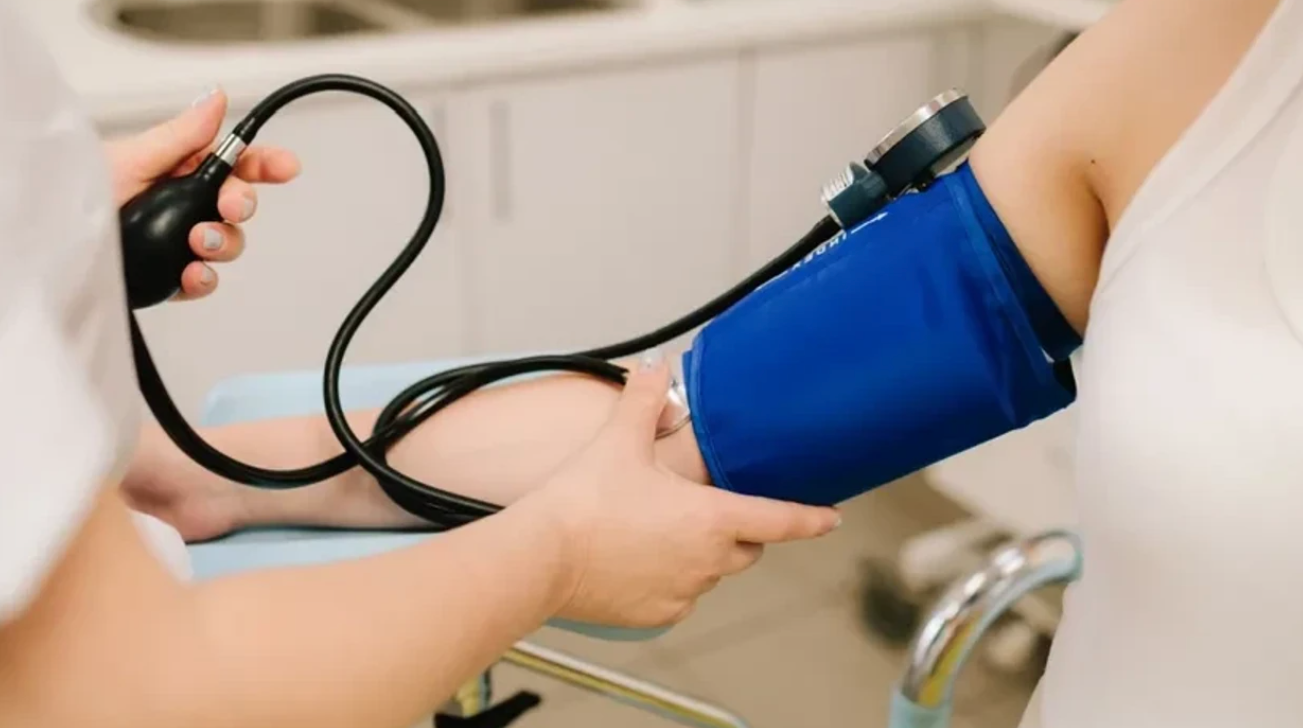 Pozicioni i gabuar i dorës gjatë matjes së tensionit jep rezultate të rreme  Kjo është e vetmja mënyrë e saktë