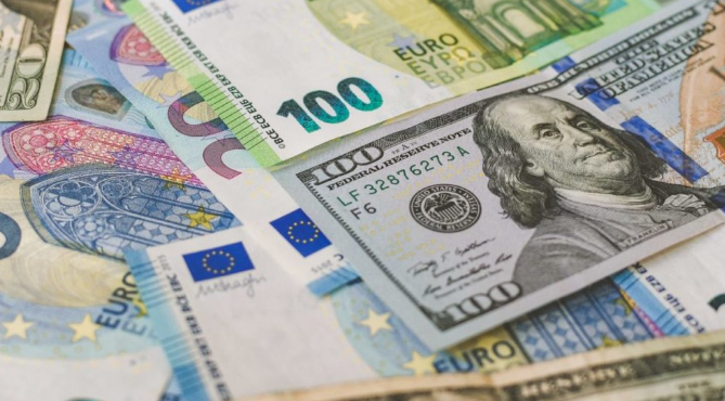 Euro bie  përtokë   leku forcohet