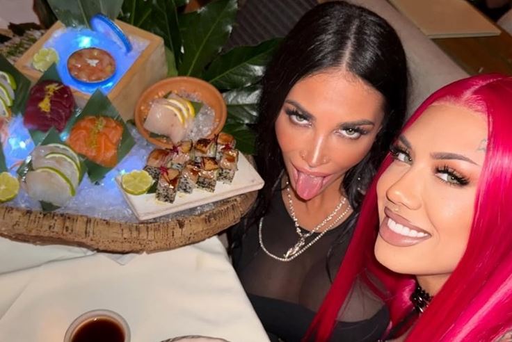 Yjet e OnlyFans krijojnë kaos në aeroplan  arrestohen në aeroport