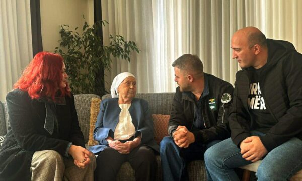  Liria ka Emër  viziton nënën e Presidentit Thaçi në Burojë