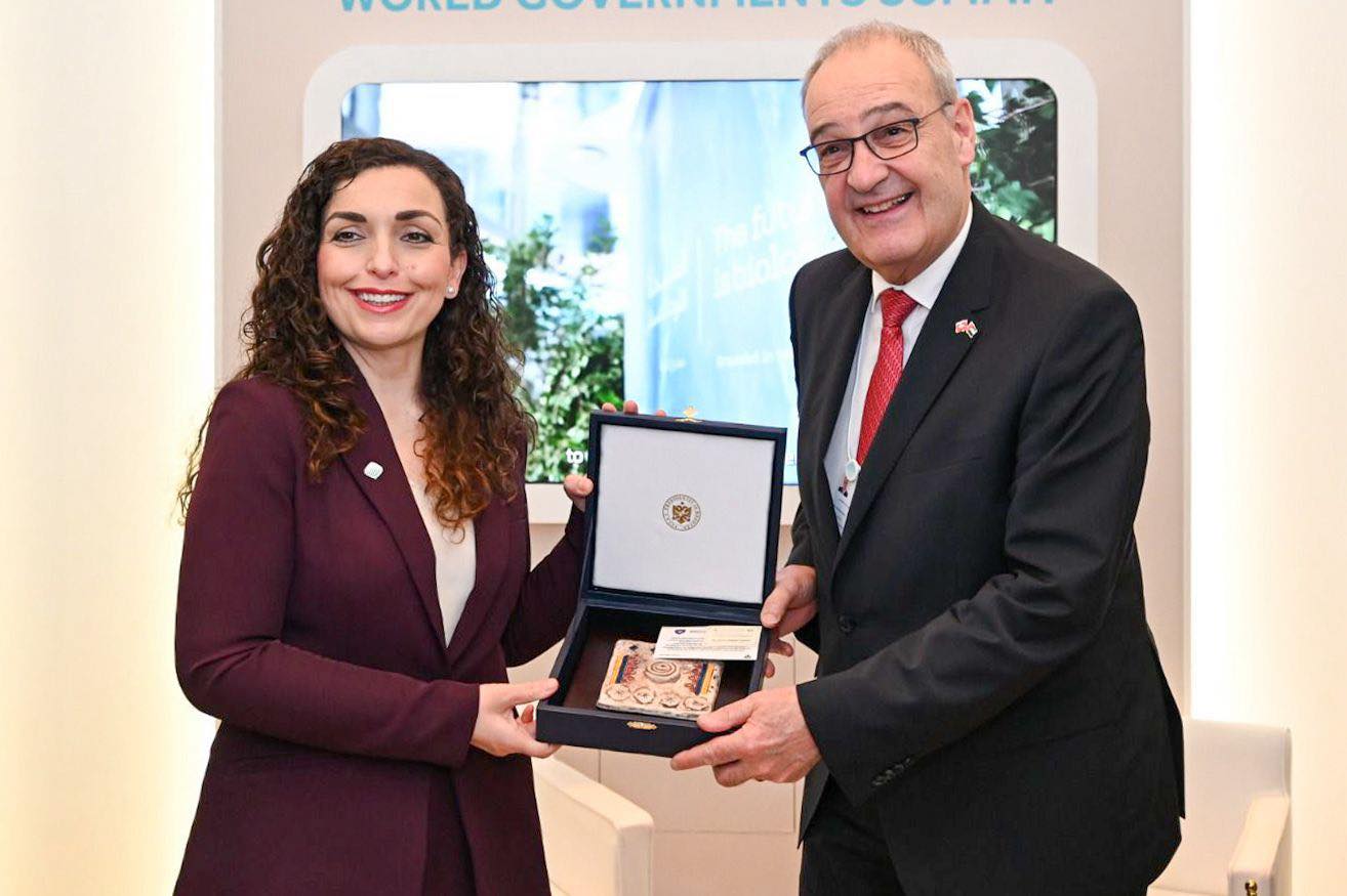 Osmani takohet me presidentin zviceran  e quan mik të madh të Kosovës