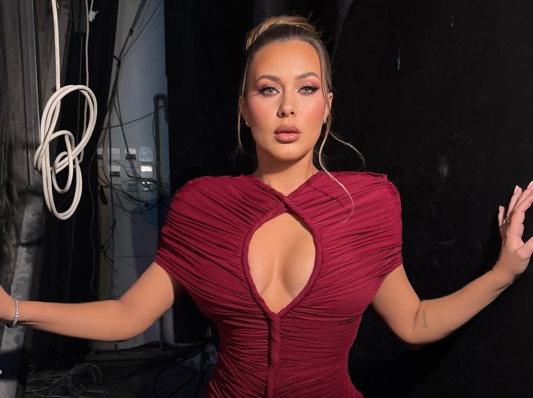 Olta Gixhari ja tregoj publikut zogun në prime