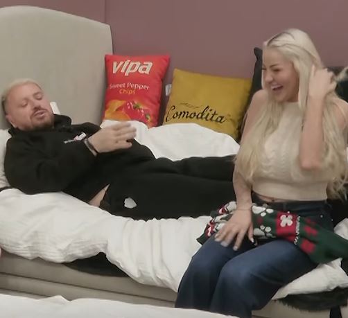 Benita i ulet në shtrat Labit  ai  skuqet 