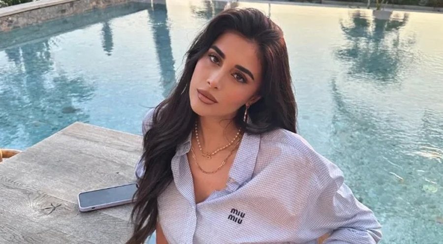 Jori provokon me elegancën e saj të papërmbajtur