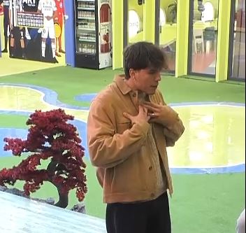  A je budallë apo vetëm e luan rolin e budallës    Klodi thumbon Ludon