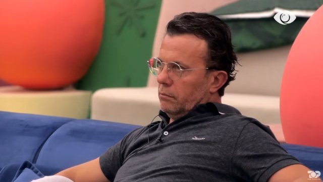  Gabova     Laert Vasili reagon pasi puthi konkurenten në emision