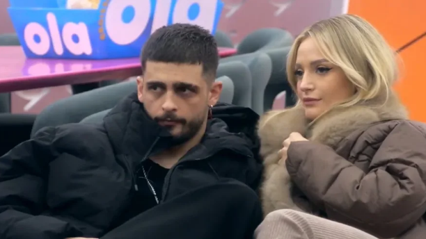 Gimbo e Selin në momente intime në shtrat