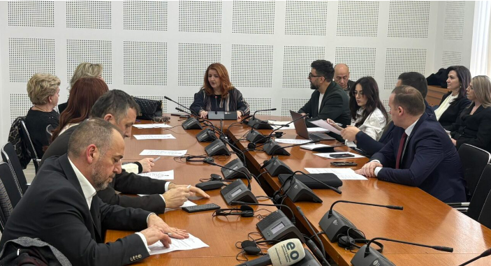 Miratohet në komision projektligji për buxhetin 2026  kërkohet rritje e pensioneve