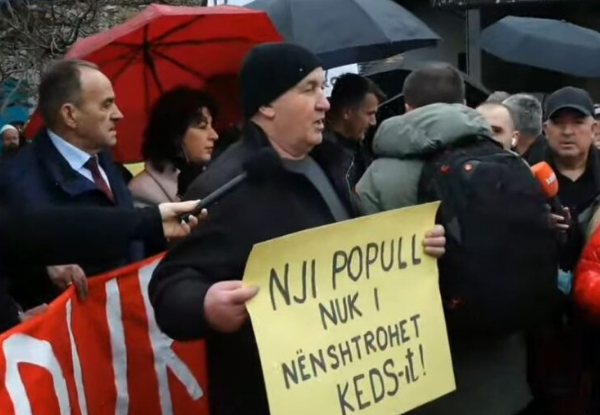 Qytetari në protestë  Kam pa njeriun tu marrë para borxh për bukë