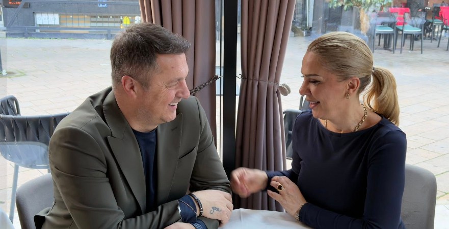 Resul Sinani feston 20 vjetorin e martesës  sjell foto nga dasma