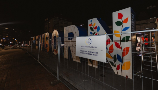  Burgoset  NEWBORN i  monumentit të pavarësisë i vendosen rrethojat e burgut të Gjykatës Speciale  Kosova e burgosur