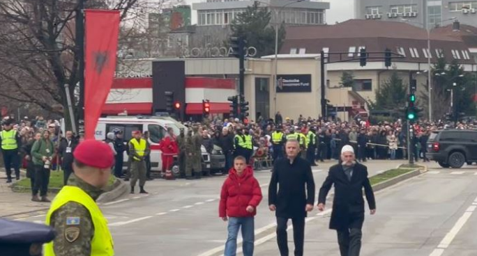 Brohoritje e duartrokitje për Rifat Jasharin në parakalimin e pavarësisë