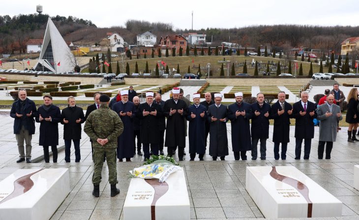 Myftiu Tërnava viziton varrezat e familjes Jashari në Prekaz