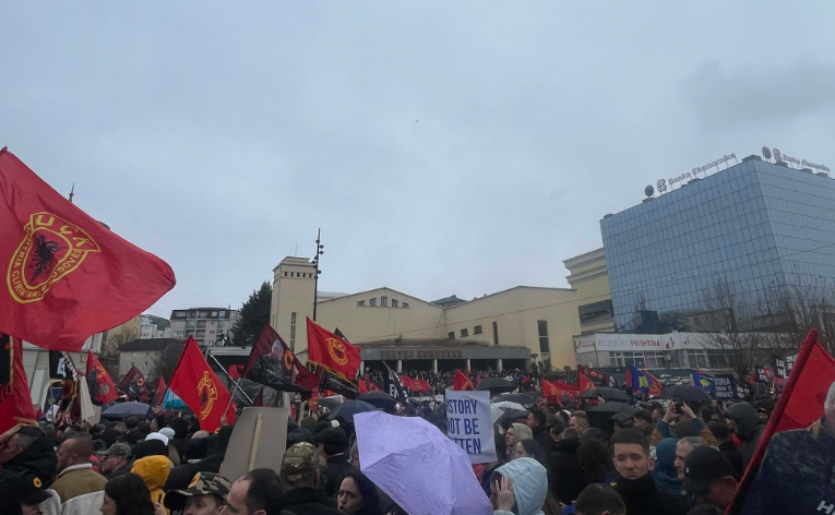  Liri për çlirimtarët    Qytetarët mbushin sheshin  Skënderbeu   kërkojnë drejtësi