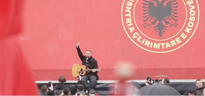 Lyrical Son ngjall emocione me këngën  Ushtria Çlirimtare  në marshin  Drejtësi  jo politikë 