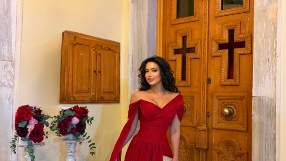 Vivien Thano me fustan nuserie në kishë 