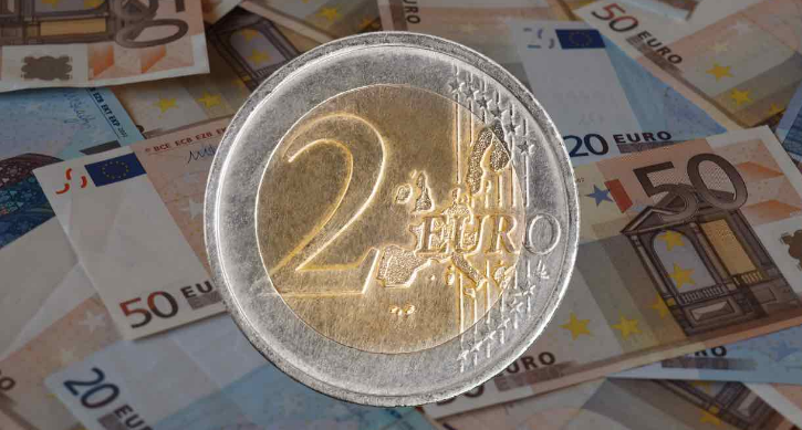 Deponohen mbi 1000 euro të falsifikuara në dy banka të vendit