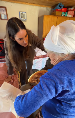 Moment emocionues kur Emina Çunmulaj shkon për të dhuruara pako ushqimore kurse nëna shqiptare i jep bukën që bëri vet