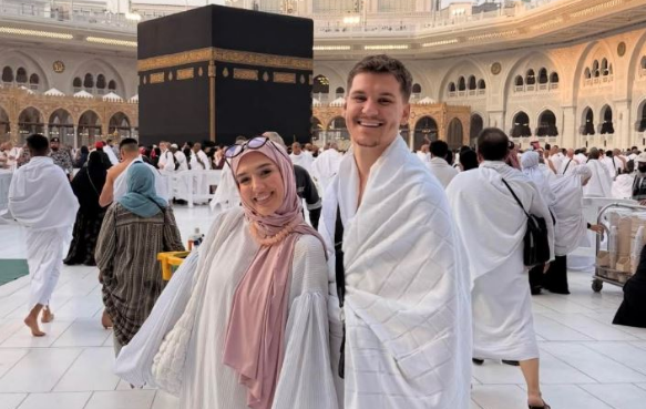 Adri e Ilriana urojnë besimtarët musliman  Paqe në zemër  dritë në shpirt dhe begati në sofrën tuaj