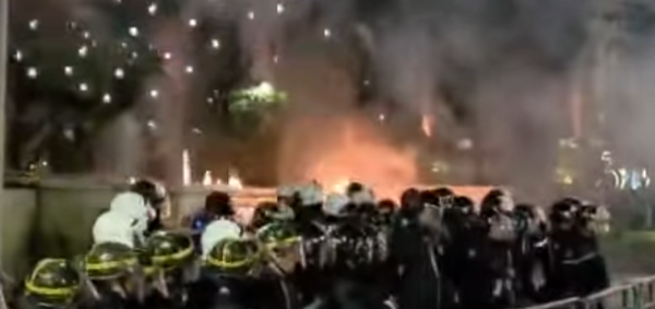 PD protestë para Kryeministrisë dhe Kuvendit  protestuesit qëllojnë me molotovë dhe fishekzjarrë