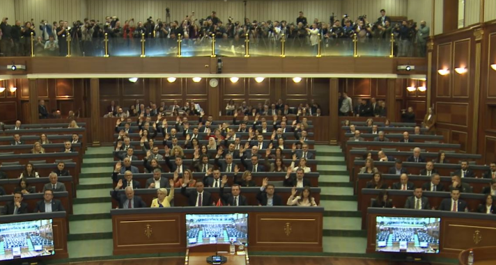 Albulena Haxhiu më në fund e zë karrigen e kryeparlamentarit