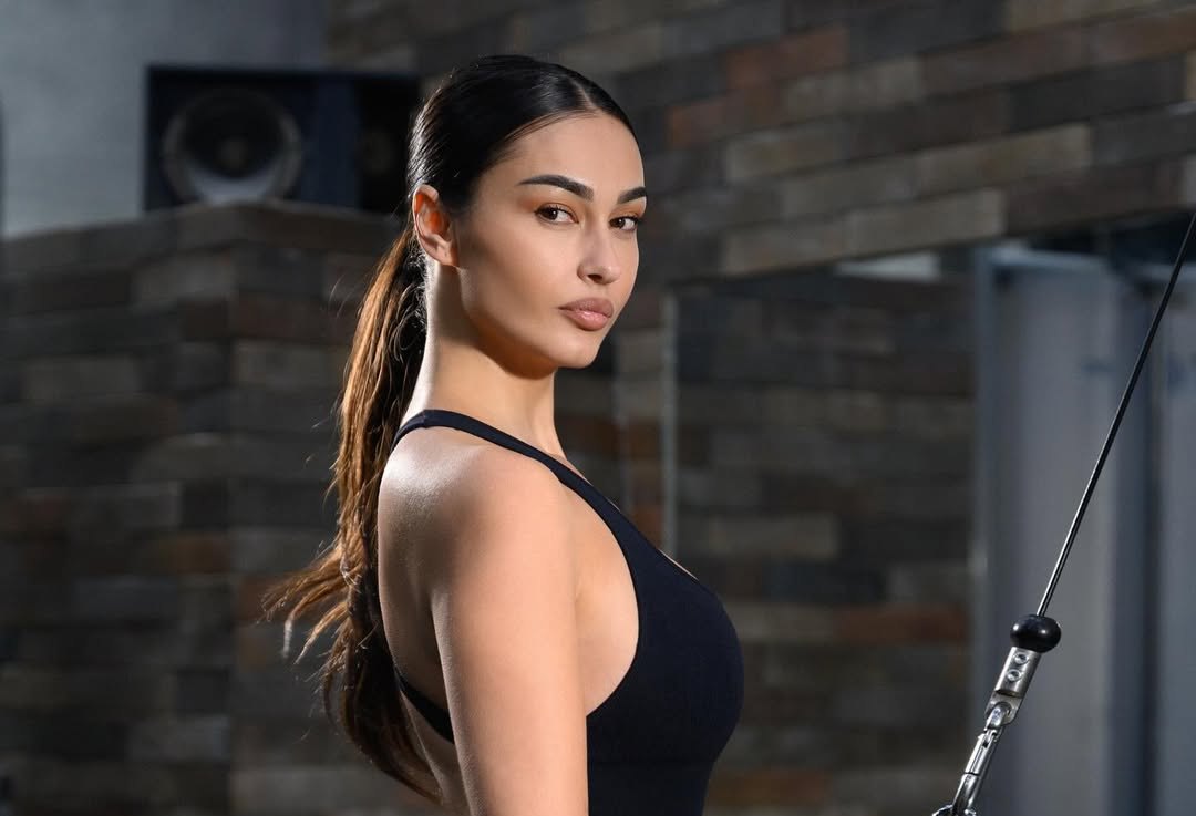 Adrola duket  flakë  nga palestra  thekson linjat trupore