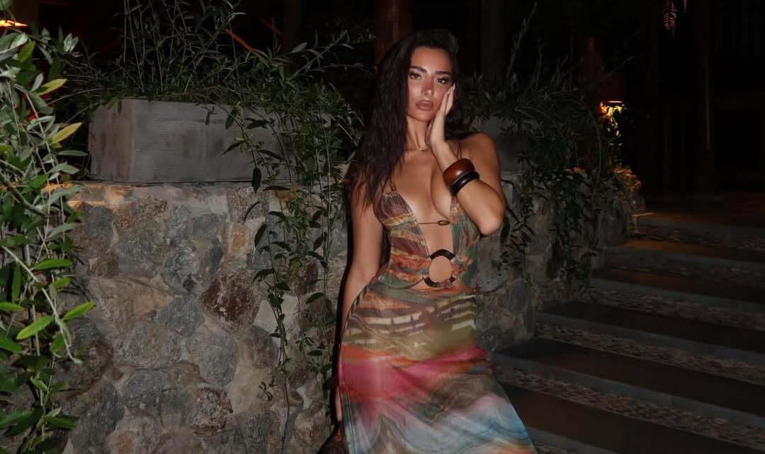 Alba e  ndez  rrjetin  shfaqet super joshës në veshje transparente