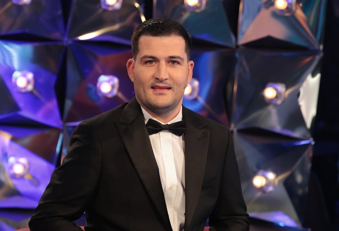 Arbër Hajdari e tregon edhe një herë lidhjen e fortë me fenë myslimane