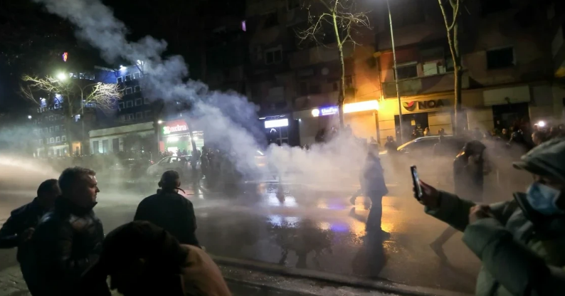 Protesta e opozitës  protestuesit zhvendosen drejt Parlamentit  hidhen sërish molotovë