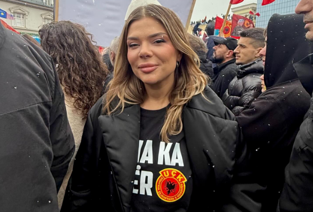 Edita Doli shkëlqeu në protestën e djeshme   Kosovë  ti amanet i dëshmorëve  