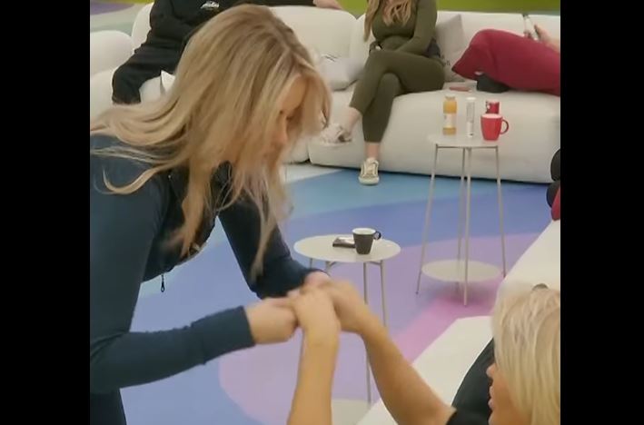 Banorët i mësojnë Elijonës si të bëj temena