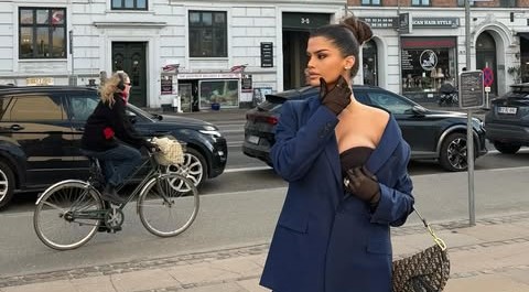 Bashkëshortja e Bleros befason me stilin  doreza me kostum të zi