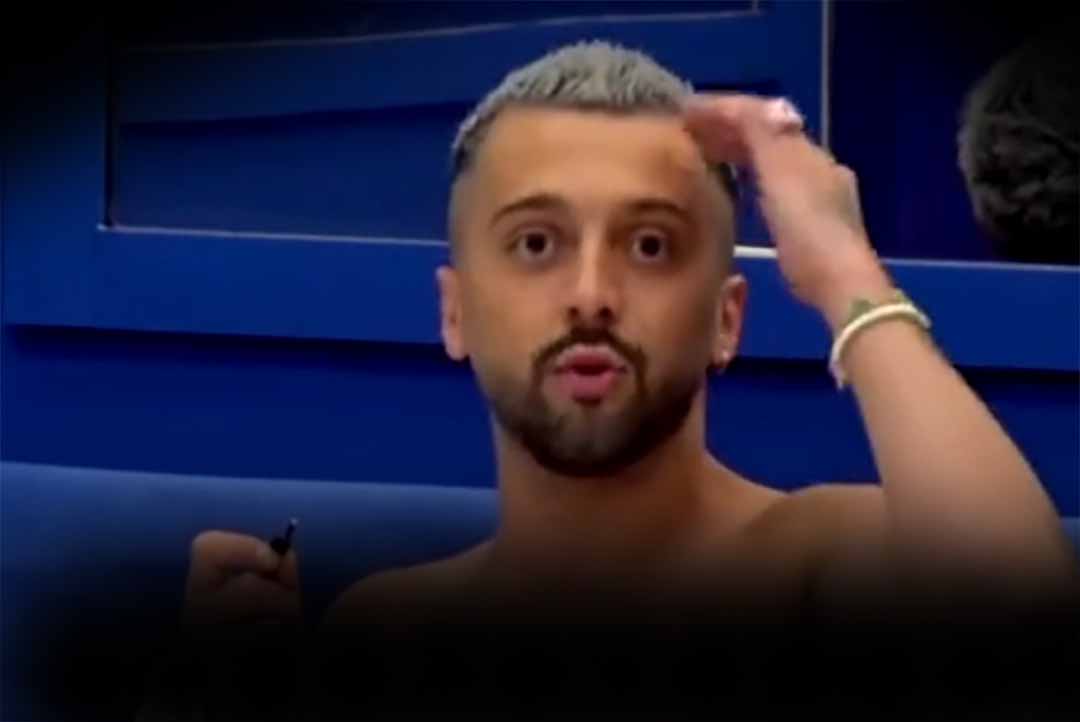 Gjesti publikon pamje nga dhoma e hoteli  habit me veprimin e tij